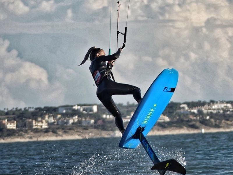Gran grupo de alumnos al atardecer en Sancti Petri